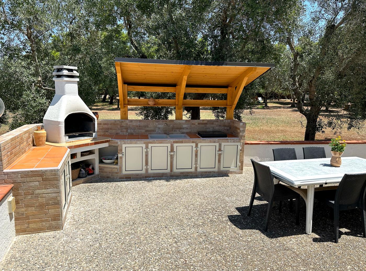 Cucina esterna con forno a legna