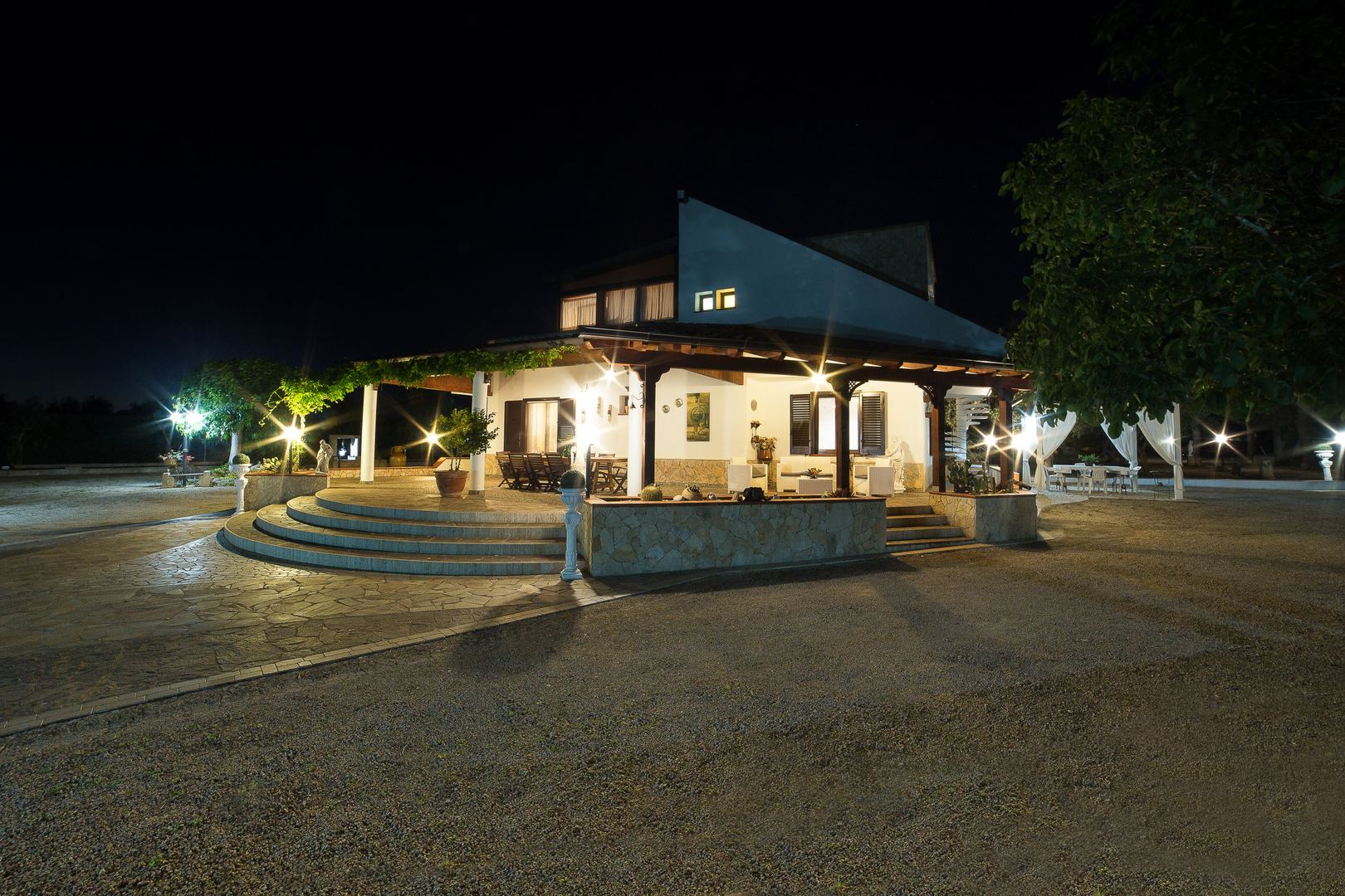 Villa dei Sogni illuminata di notte