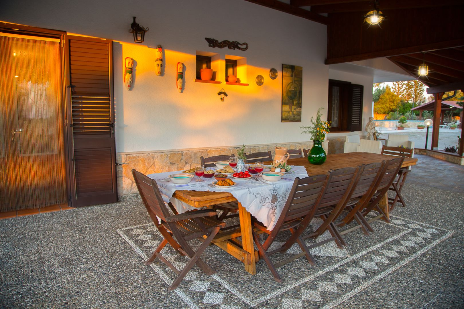 Cena sul portico di sera — ora dorata