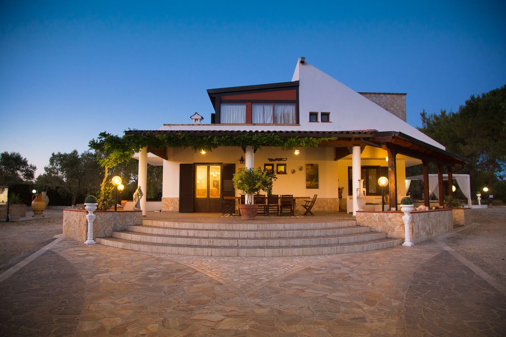 Villa dei Sogni al blue hour — facciata e palme