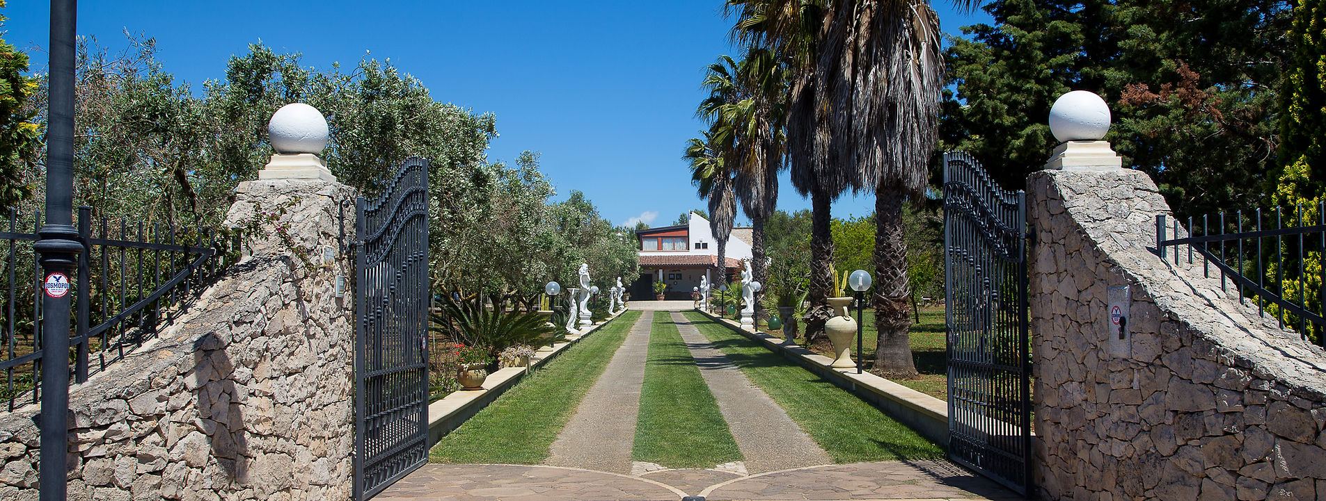 Ingresso Villa dei Sogni — cancello in ferro e viale