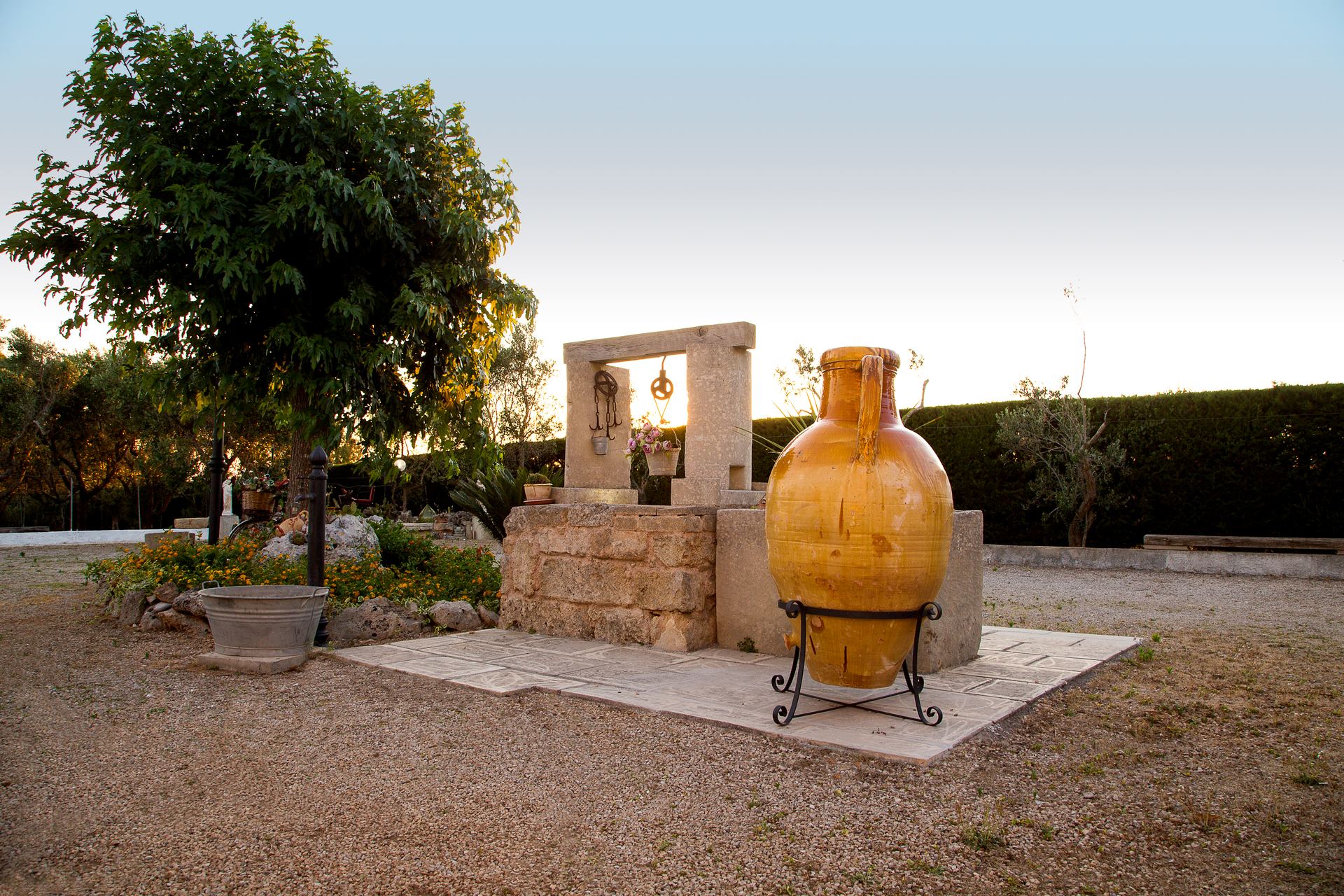 Pozzo antico con anfora nel giardino