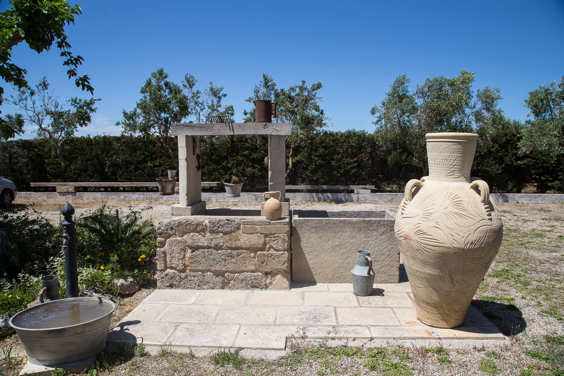 Pozzo antico con anfora nel giardino