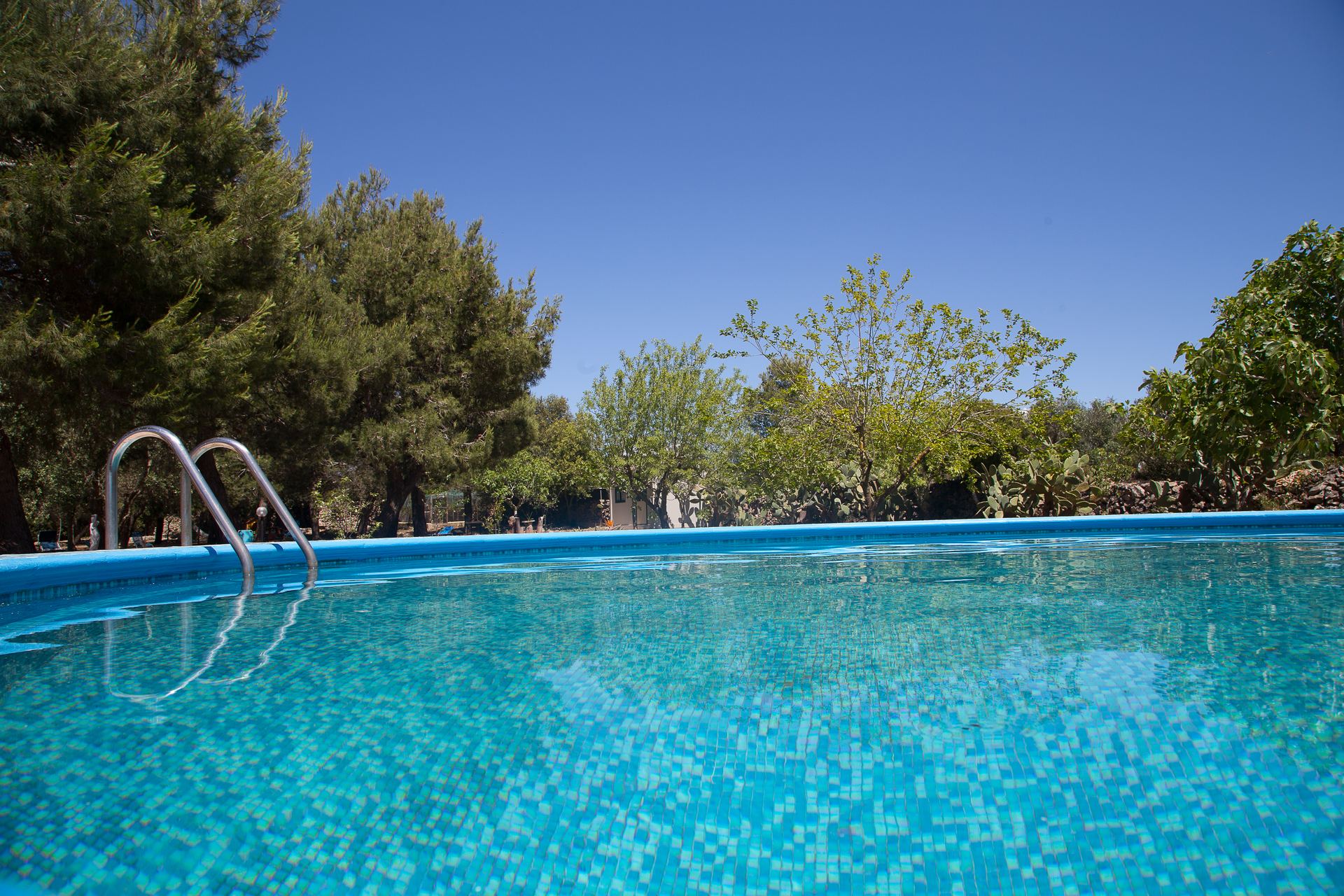 Vista frontale della piscina — mosaico azzurro