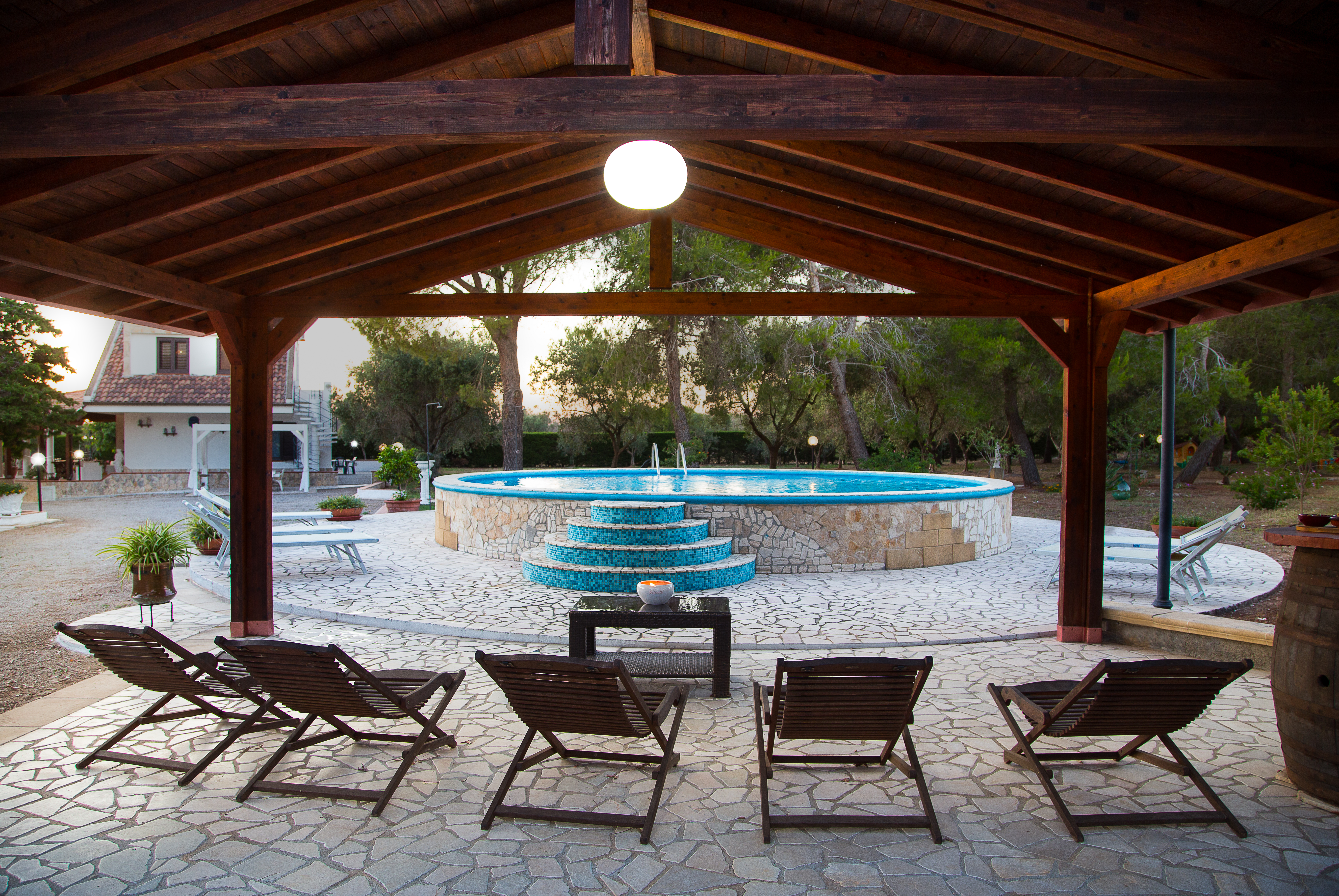 Vista dalla pergola verso la piscina — Villa dei Sogni