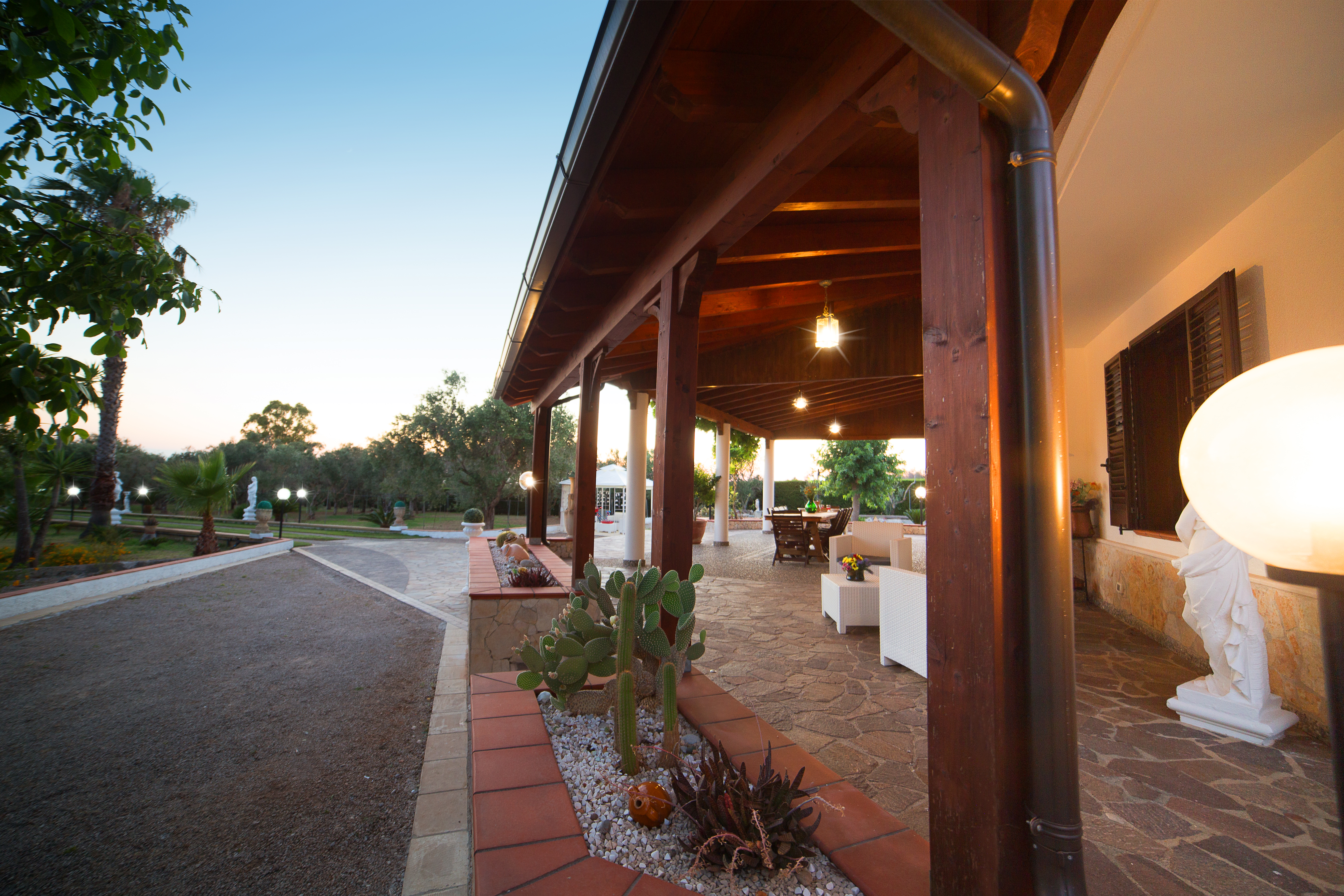 Portico Villa dei Sogni al crepuscolo — luci accese
