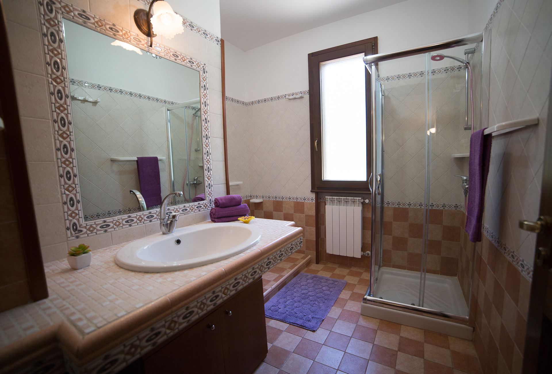 Bagno con decorazioni in maiolica