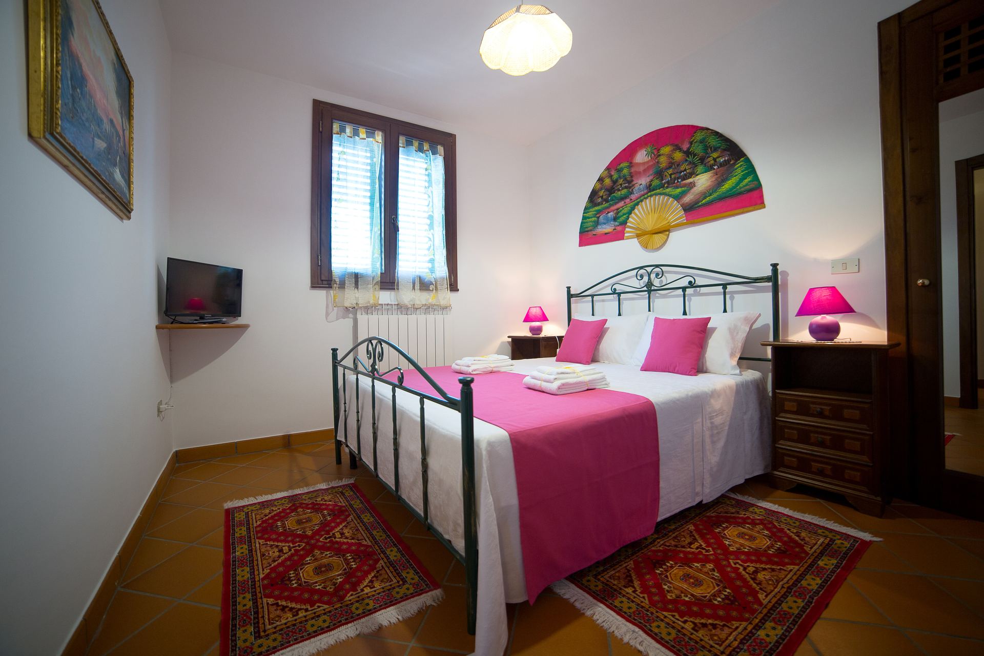 Camera matrimoniale con tessuti artigianali