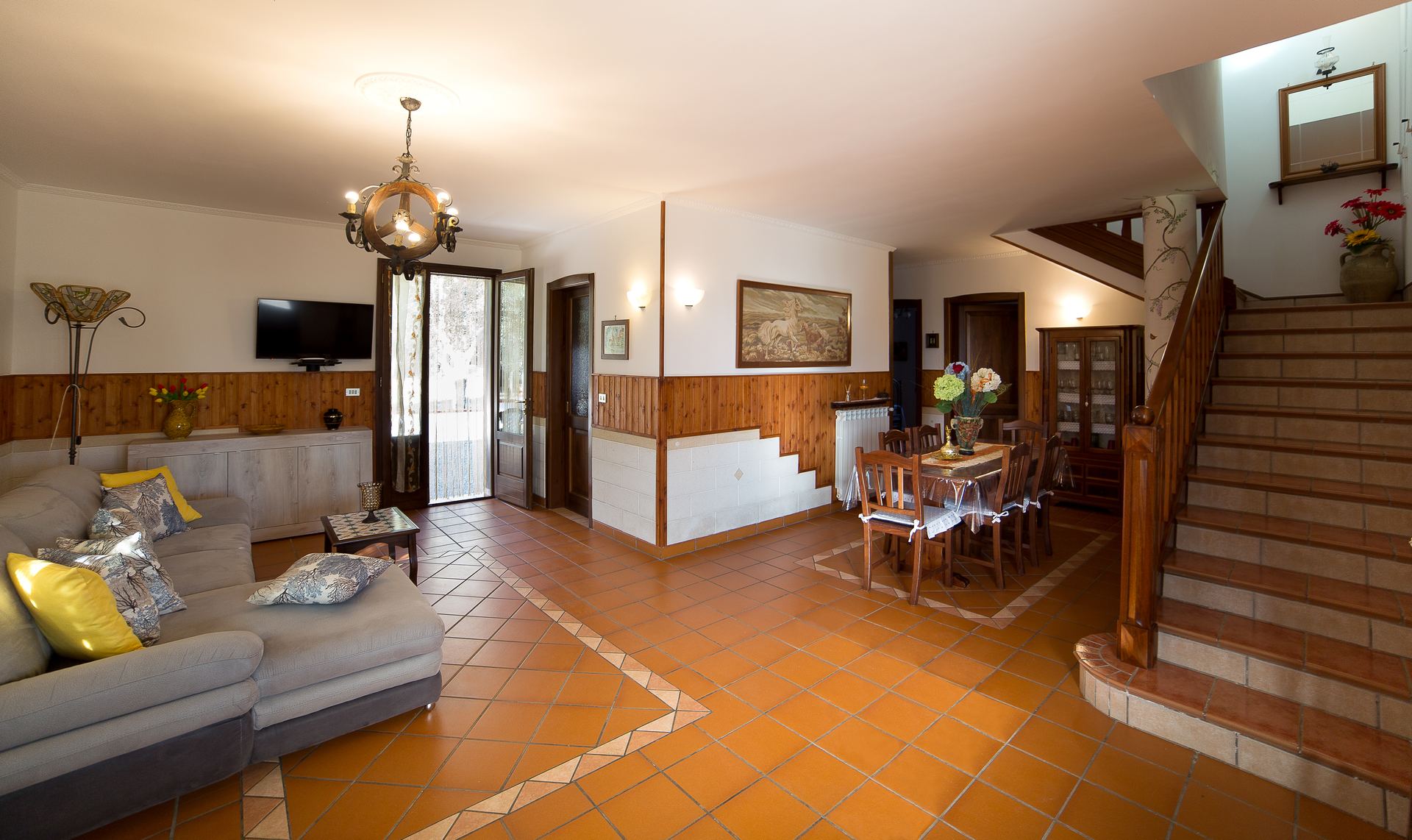 Salone Villa dei Sogni — boiserie e travi