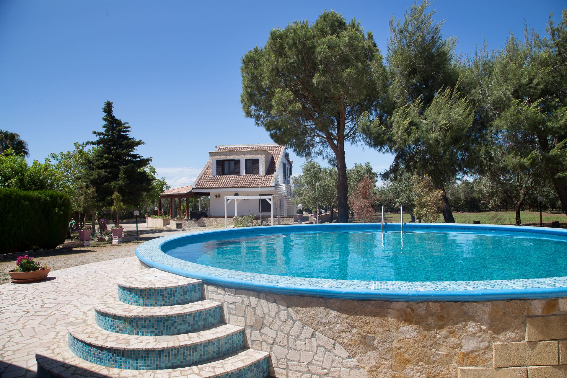 Facciata di Villa dei Sogni con piscina