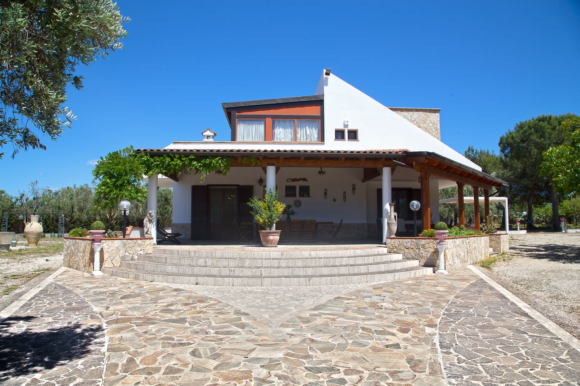 Villa dei Sogni — facciata bianca con scalinate in pietra leccese